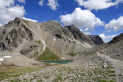 France, Alpes-de-Haute-Provence (04), Uvernet-Fours, parc national du Mercantour, vallée de l'Ubaye, sentier de randonnée du circuit des lacs au col de la Petite Cayolle (2639 m) au pied de la montagne du Trou de l’Aigle et du mont Pelat