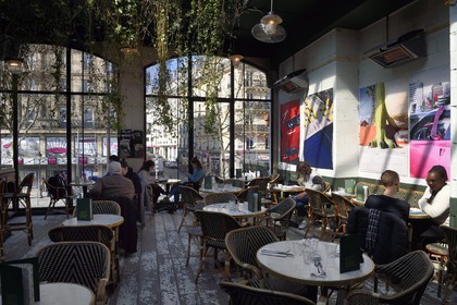 France, Paris (75), Quartier de Barbès, la Brasserie Barbès, le patio du premier étage qui donne sur la station de metro Barbes