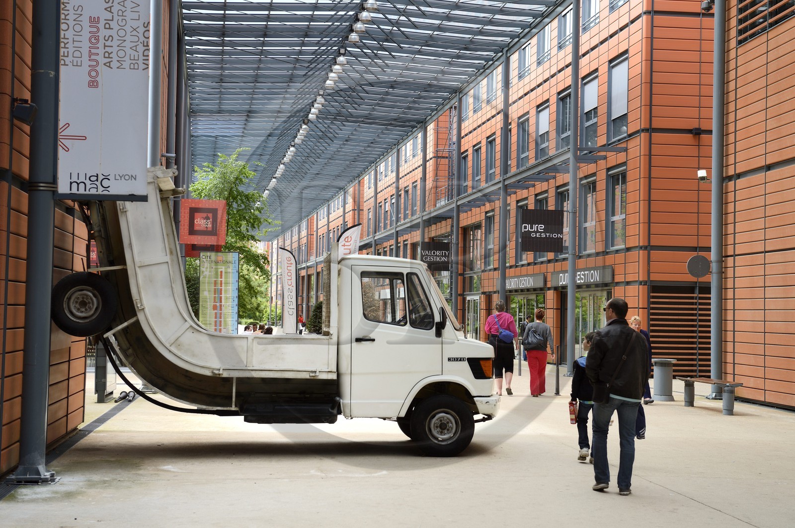 France, Rhône (69), Lyon, la Cité Internationale conçu par l'architecte Renzo Piano, Camion (2007) de Erwin Wurm, collection du Musée d'art contemporain de Lyon