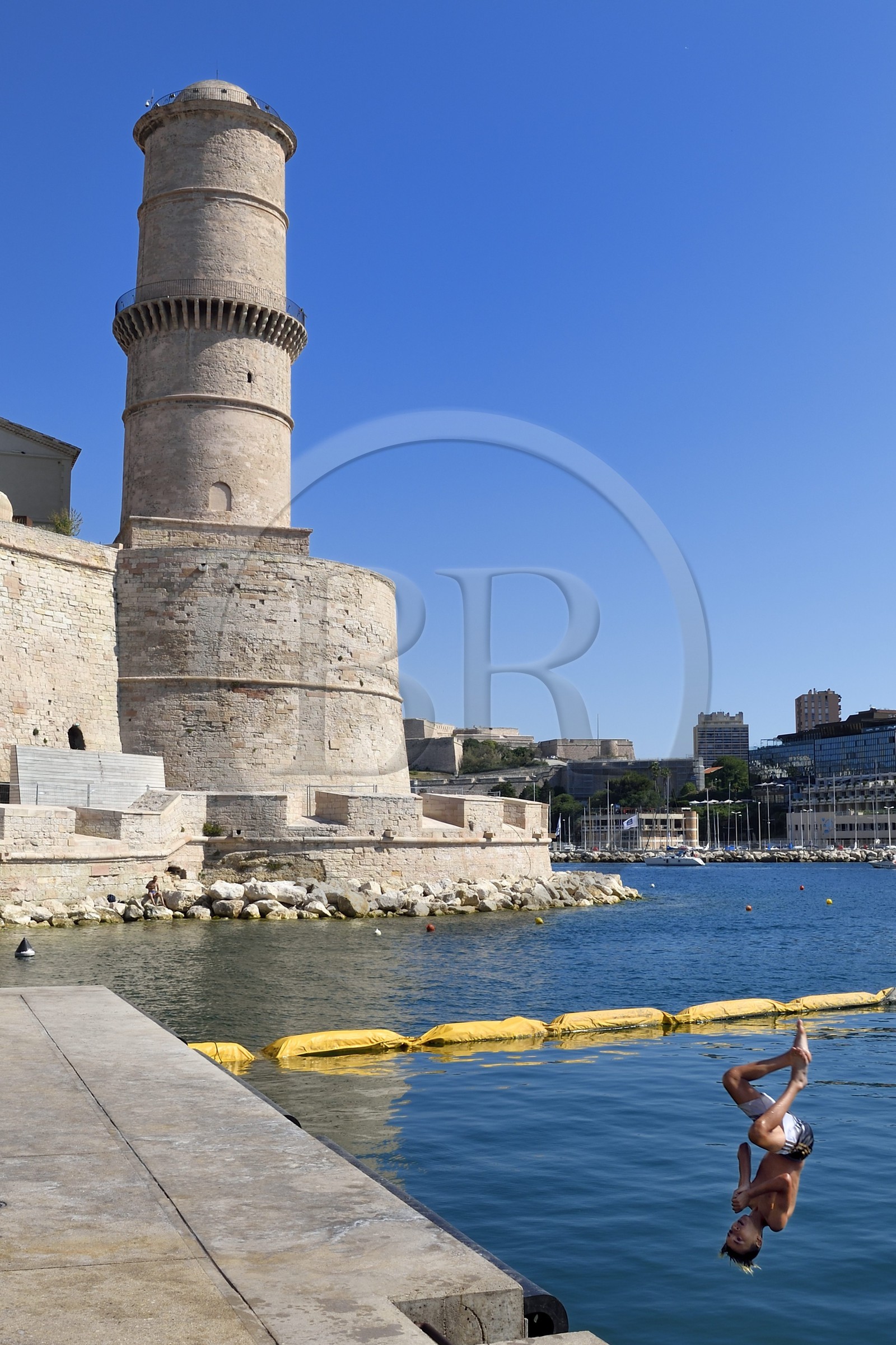 France, Bouches-du-Rhône (13), Marseille, zone de baignade pour les enfants du quartier au pied du MuCEM (Musée des civilisations de l'Europe et de la Méditerranée), le Fort Saint Jean en arrière plan