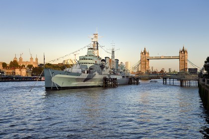 Royaume-Uni, Londres, le navire de guerre HMS Belfast en bordure du quartier de Southwark et le Tower Bridge, pont basculant franchissant la Tamise