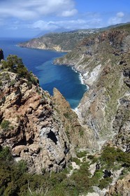 Italie, Sicile, iles Eoliennes, classées Patrimoine Mondial de l'UNESCO, Ile de Lipari, hautes falaises de la cote Sud-Ouest