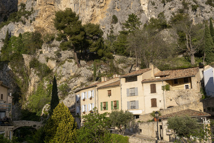 France, Alpes-de-Haute-Provence (04), Parc Naturel Régional du Verdon, Moustiers-Sainte-Marie, labellisé Les Plus Beaux Villages de France, le village au pied des falaise