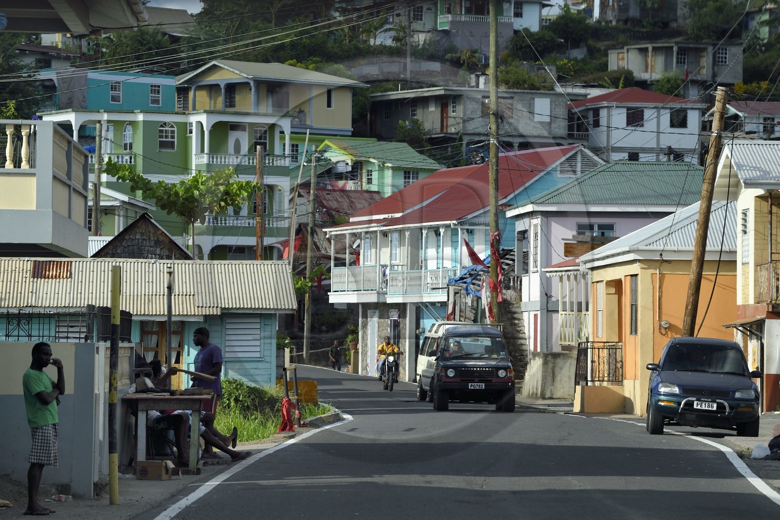 Caraïbes, Ile de la Dominique, la rue principale du village de Mero sur la côte Ouest