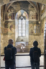 France, Vaucluse (84), Avignon, Palais des Papes classé Patrimoine mondial de l'UNESCO, chapelle Saint-Jean avec les peintures murales de Matteo Giovannetti et projection d'un film d'un tag de Miss.Tic à l'occasion de son exposition A la vie, à l’amor en 2024