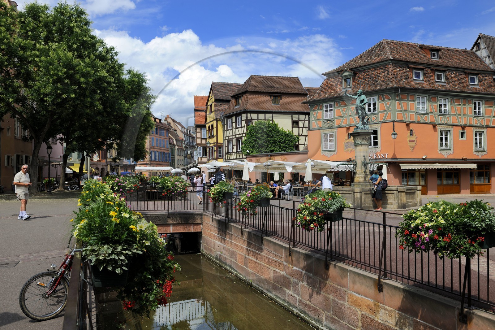 France, Haut-Rhin (68), Colmar, la Lauch et la Fontaine Schwendi oeuvre de Bartholdi place de l'Ancienne Douane