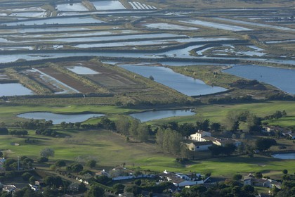 France, Charente-Maritime (17), ile de Ré, les Portes-en-Ré vers la Pointe du Fier d'Ars, golf (vue aérienne)