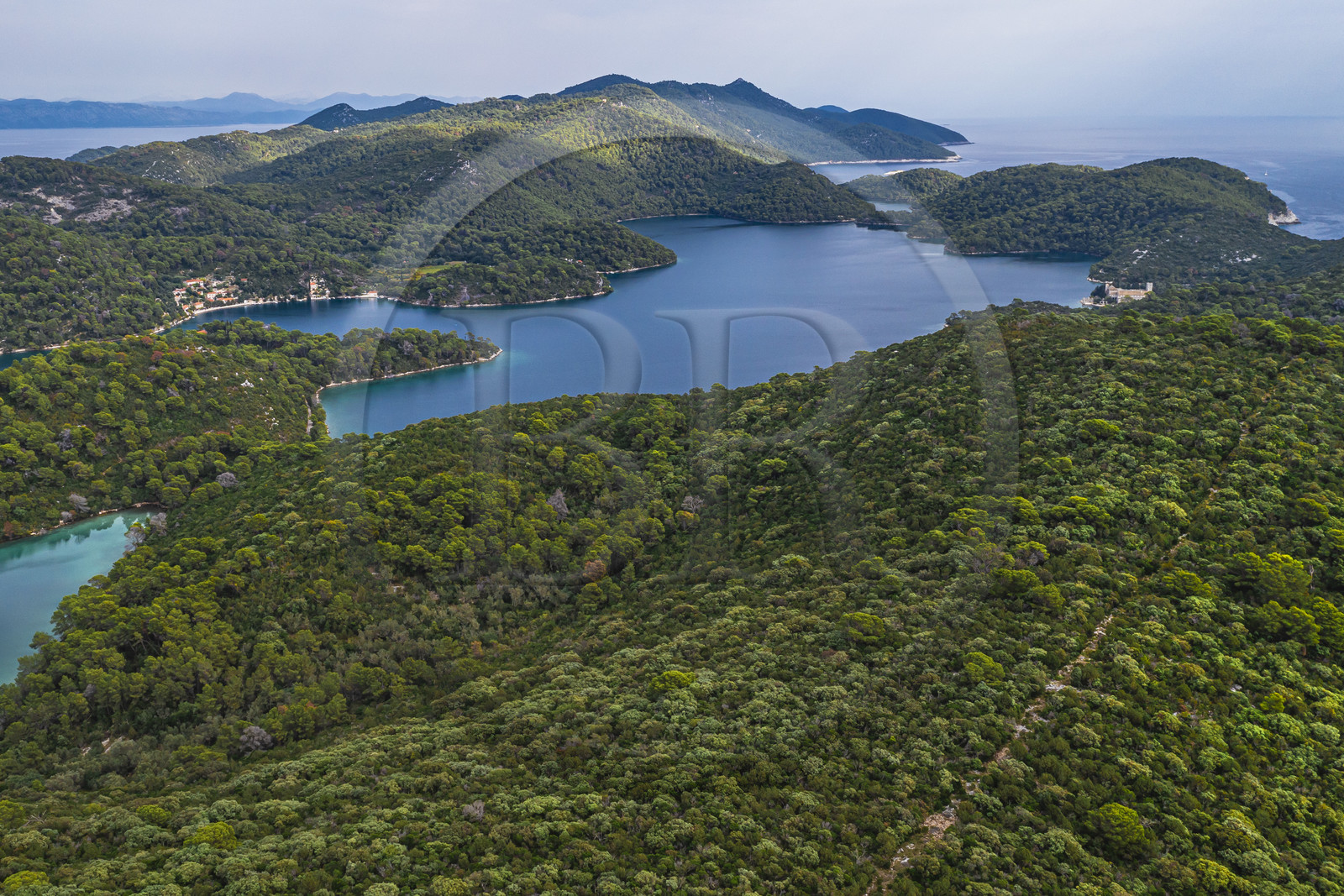 Croatie, Dalmatie, cote dalmate, Ile de Mljet, Parc national de Mljet et l'ancien monastère bénédictin sur l'ilot de Sainte Marie (Sveta Marija) en arrière plan à droite (vue aérienne)