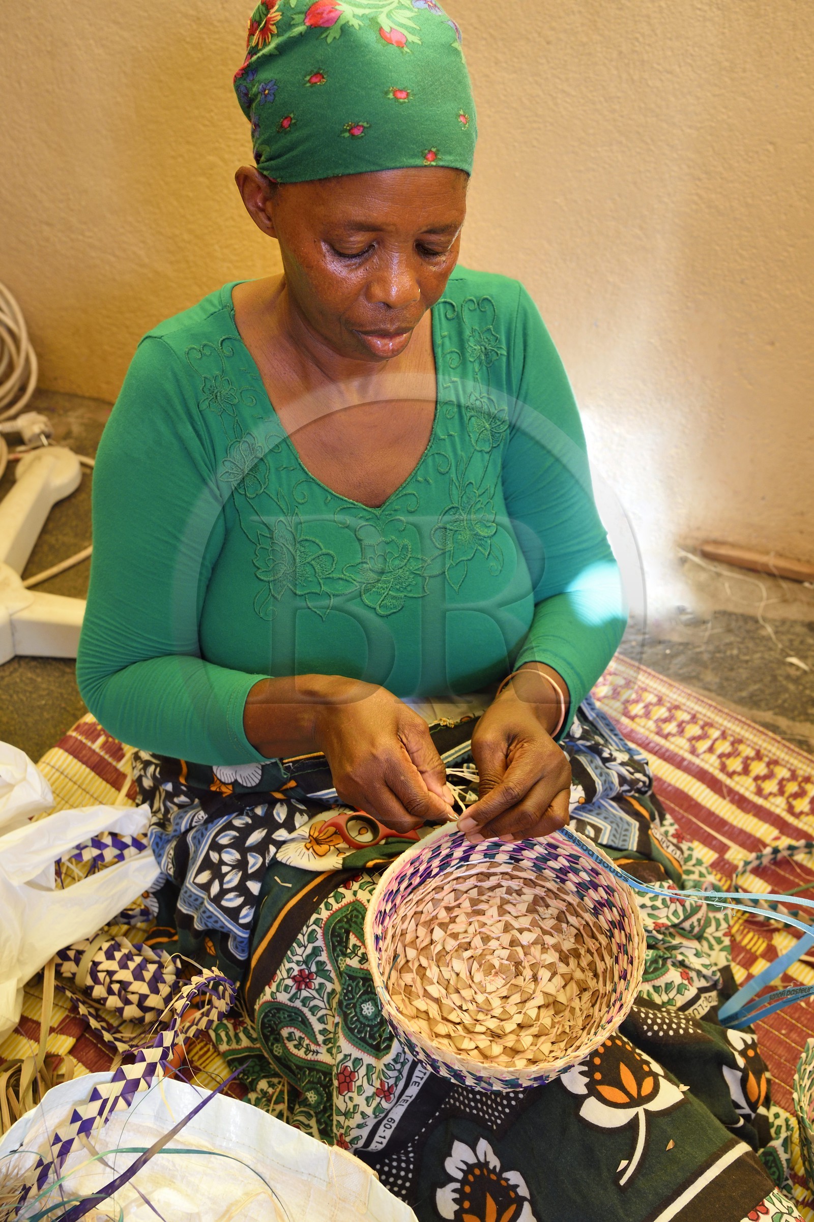 France, Ile de Mayotte, Grande-Terre, Sada, femmes mahoraises tressant de la fibre de phoenix (petit palmier) pour réaliser des paniers à la coopérative