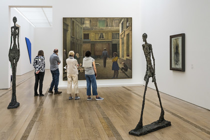 Suisse, Bâle, Riehen, fondation Beyeler, Grande femme IV (1960) et L'Homme qui marche (1960) de Alberto Giacometti, Passage du Commerce-Saint-andré (1952-1954) de Balthus en arrière plan