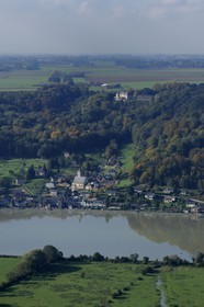 France, Seine-Maritime (76), Villequier et la Seine où se noya Léopoldine Hugo en 1843 dominé par le Chateau (vue aérienne)
