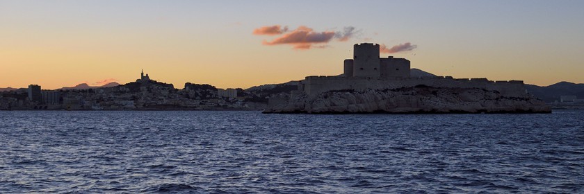 France, Bouches-du-Rhône (13), Marseille, Parc national des Calanques, îlot de l'Archipel des îles du Frioul, Chateau d'If, la basilique Notre Dame de la Garde en arrière plan
