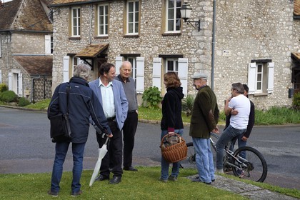 France, Yvelines (78), Montchauvet, monsieur le Maire Georges Duval (en veste bleue) avec ses administrés sur la place de l'église