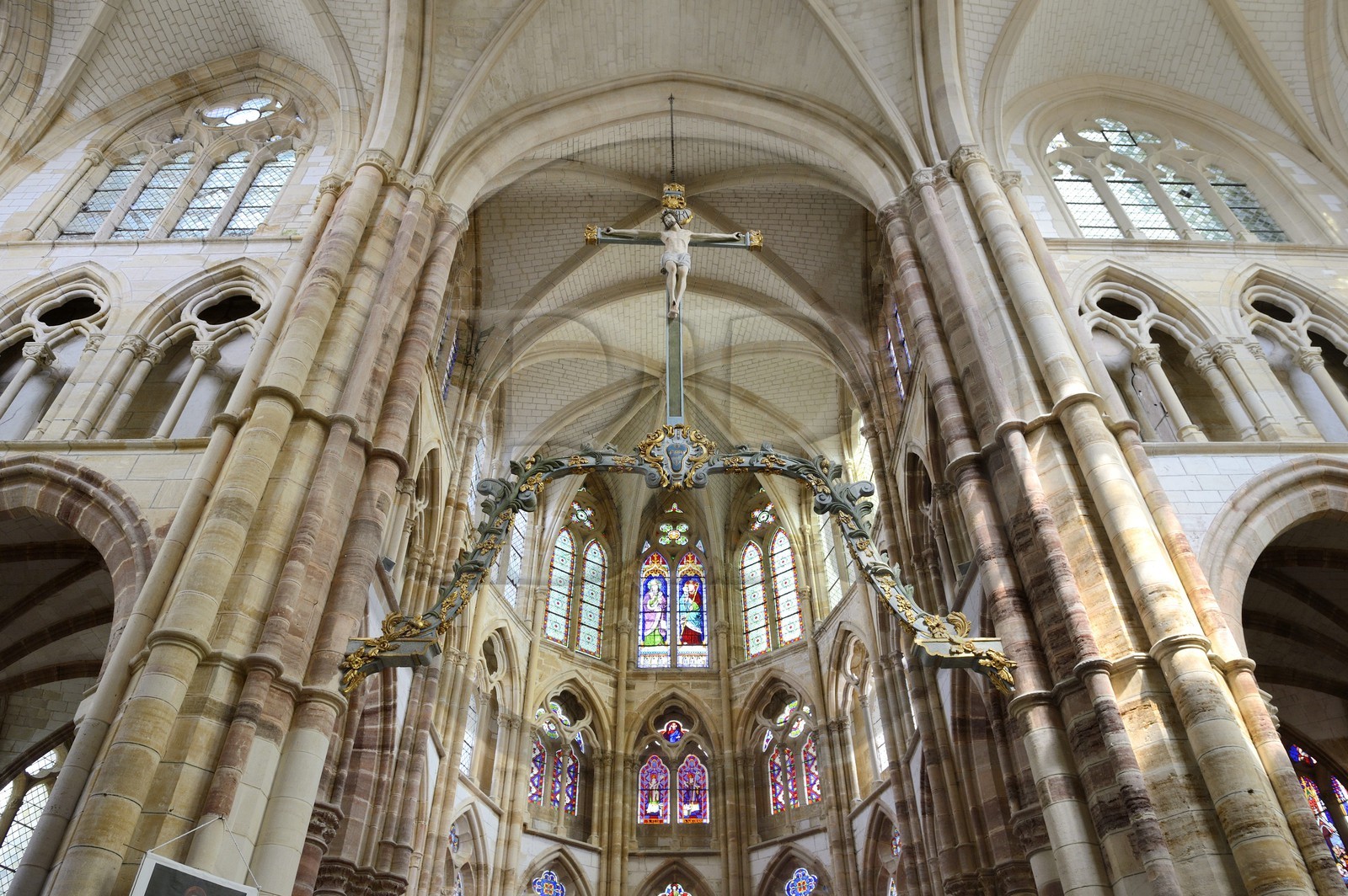 France, Marne (51), village de Saint-Amand-sur-Fion, église Saint-Amand, le chœur du XIIIème siècle avec la poutre de gloire et le crucifix du XVIIIème siècle