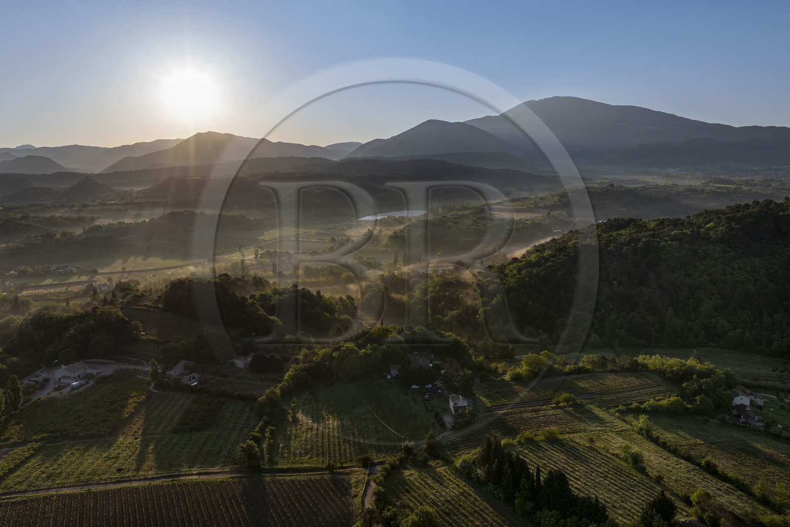 France, Vaucluse (84), Dentelles de Montmirail, Crestet, la plaine au nord de Malaucène au lever de soleil et le Mont Ventoux en arrière plan (vue aérienne)