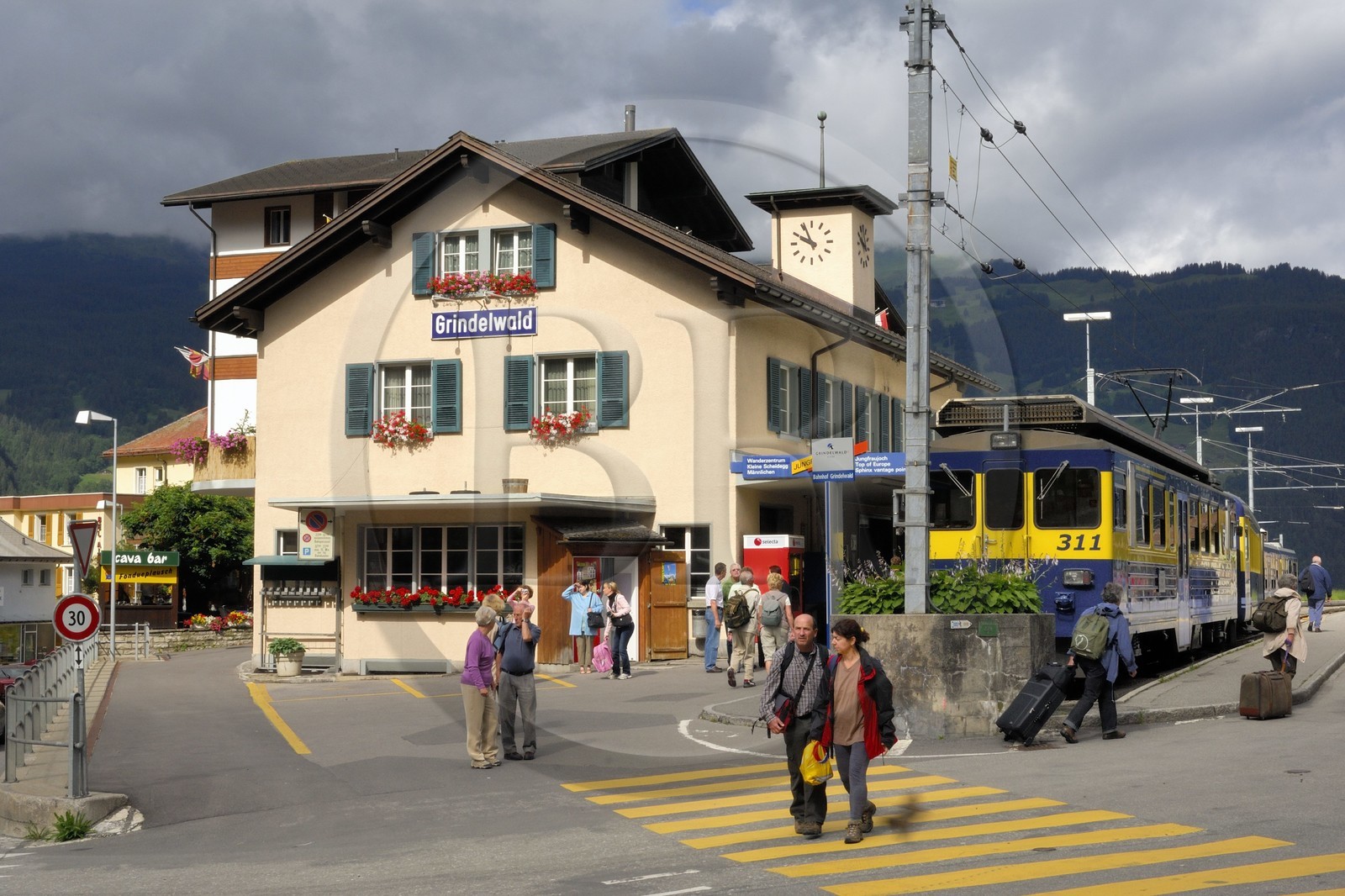 Suisse, Canton de Berne, Oberland Bernois, Grindelwald, train en gare