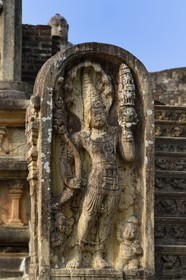 Sri Lanka, province du Centre-Nord, Polonnaruwa, l'ancienne capital du pays (XIe au XIIIe siècle) est classée au Patrimoine Mondial de l'UNESCO, terrasse de la relique de la dent (Dala Maluwa), Vatadage (chambre des reliques), gardien en bas-relief