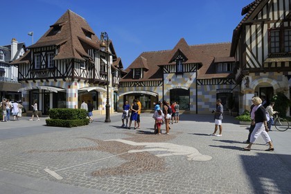 France, Calvados (14), Pays d'Auge, Deauville, boutiques de luxe rue du Casino