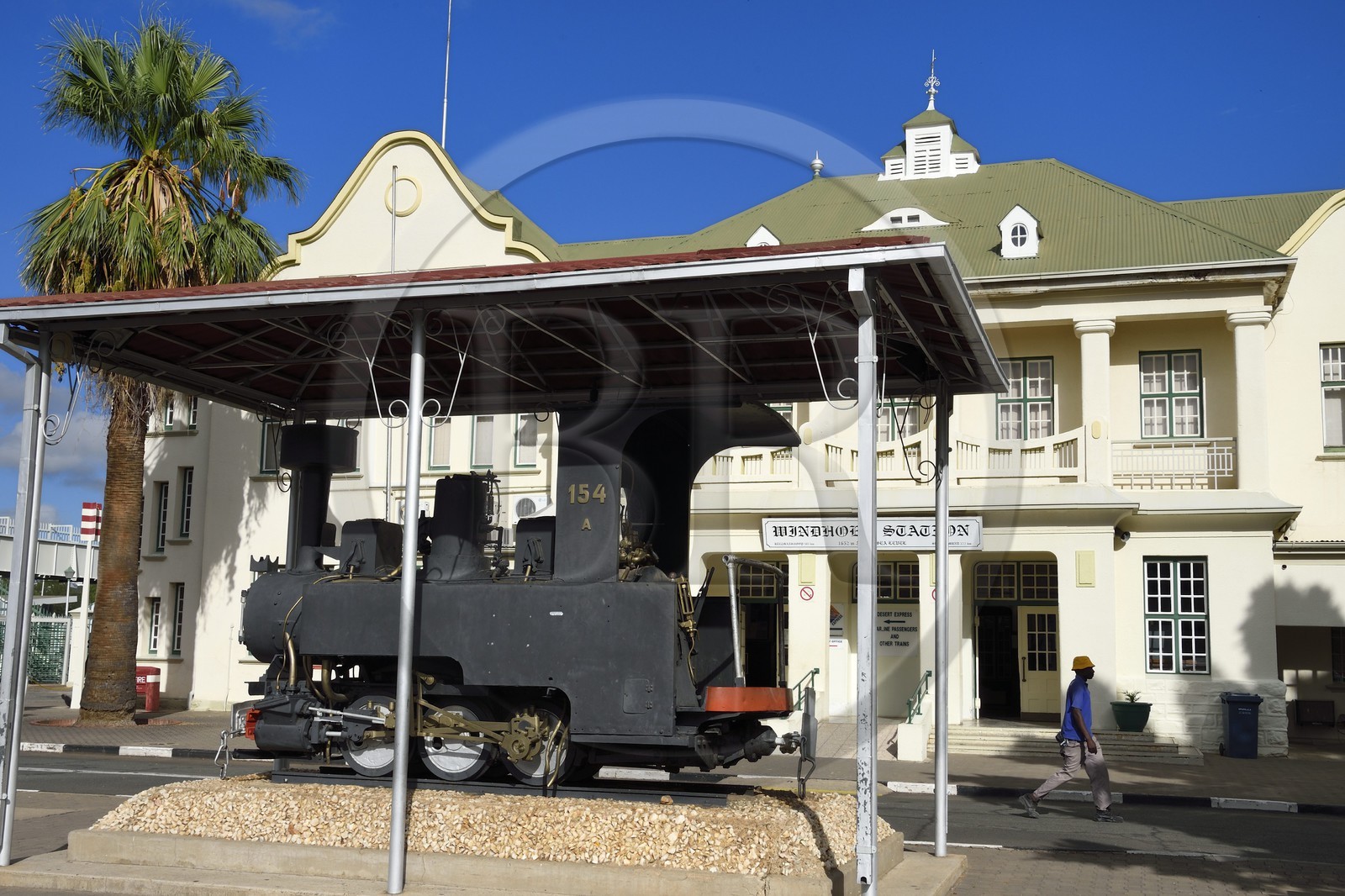 Namibie, région de Khomas, Windhoek, la gare dans Bahnhof strasse à l'architecture coloniale datant de l'époque allemande, la moitié d'une locomotive à l'origine jumelle exploitée entre 1904 et 1915 appelée Poor Old Joe au premier plan