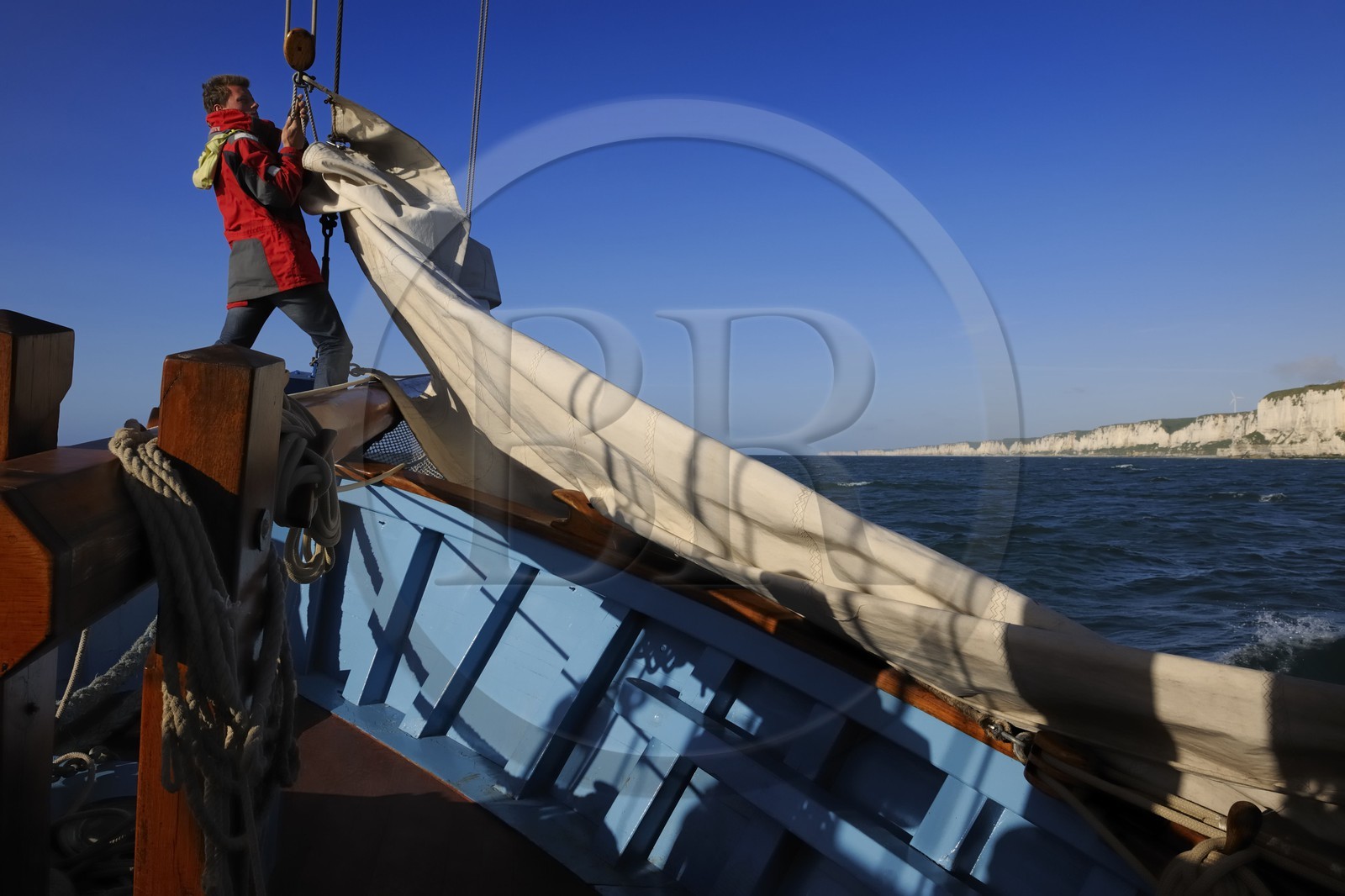 France, Seine-Maritime (76), Pays de Caux, Côte d'Albâtre, sortie en mer à bord du vieux gréement la Tante Fine au large des falaises de Fécamp