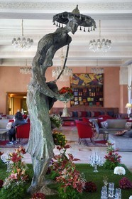 Maroc, Haut-Atlas, Marrakech, ville impériale, quartier Hivernage, hall du Hotel Sofitel Marrakech Palais Imperial, sculpture d'un guerrabas ou porteur d'eau