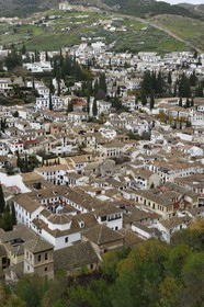 Espagne, Andalousie, Grenade, vue sur l'ancien quartier arabe de l' Albayzin classé Patrimoine Mondial de l'UNESCO depuis l'Alhambra, en arrière plan le quartier gitan et les remparts de la ville