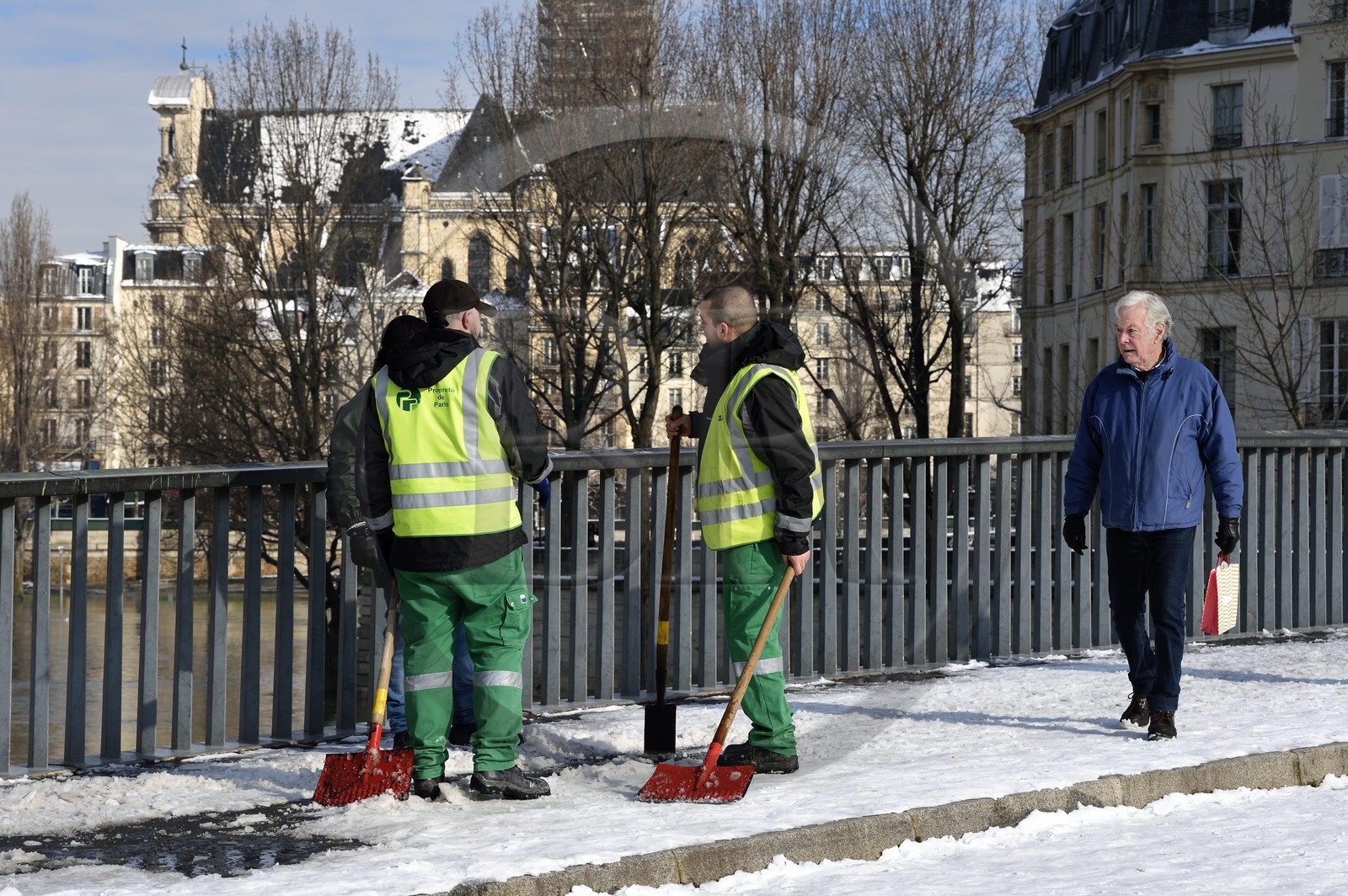 France, Paris (75), Pont Saint-Louis, hommes du service de la Propreté de Paris déblayant la neige sur les trotoirs