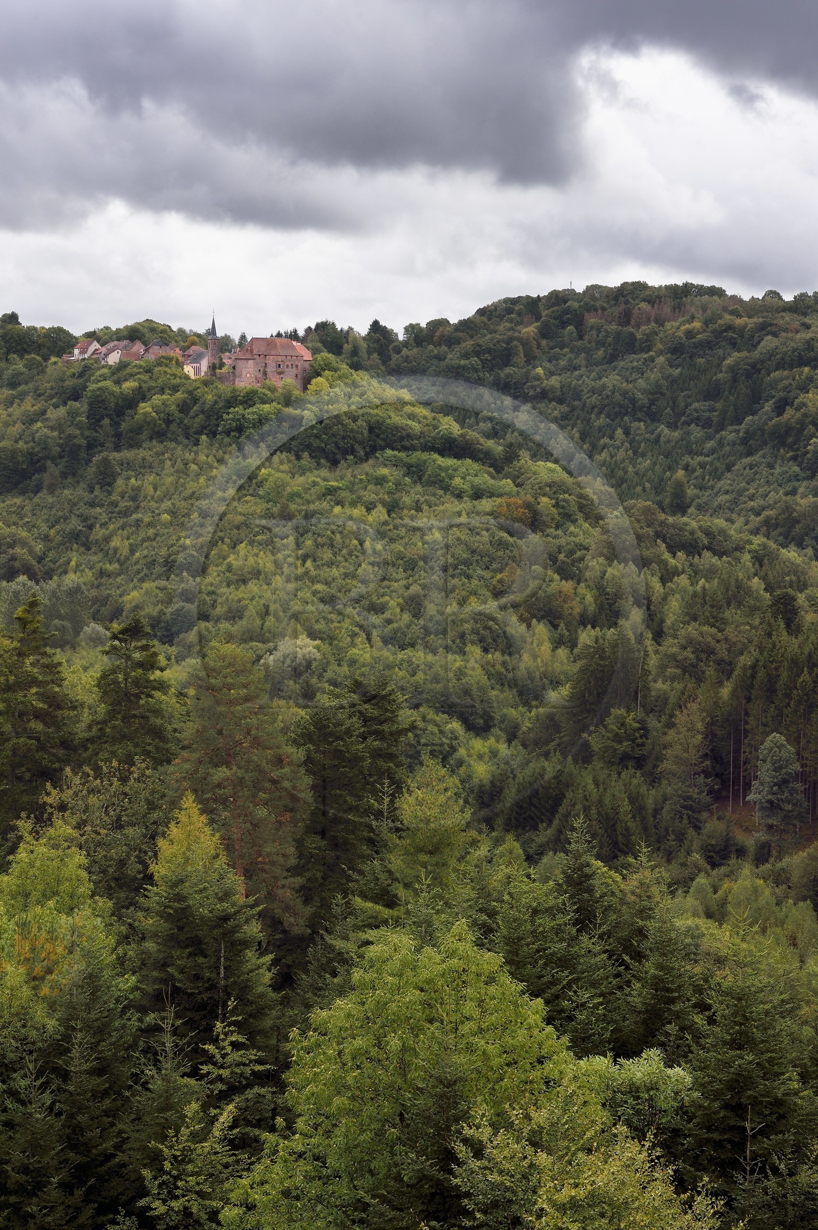 France, Bas-Rhin (67), Parc Naturel régional des Vosges du Nord, La Petite Pierre, le Rocher Blanc permet de bénéficier d’une belle vue sur la vieille ville et le Chateau