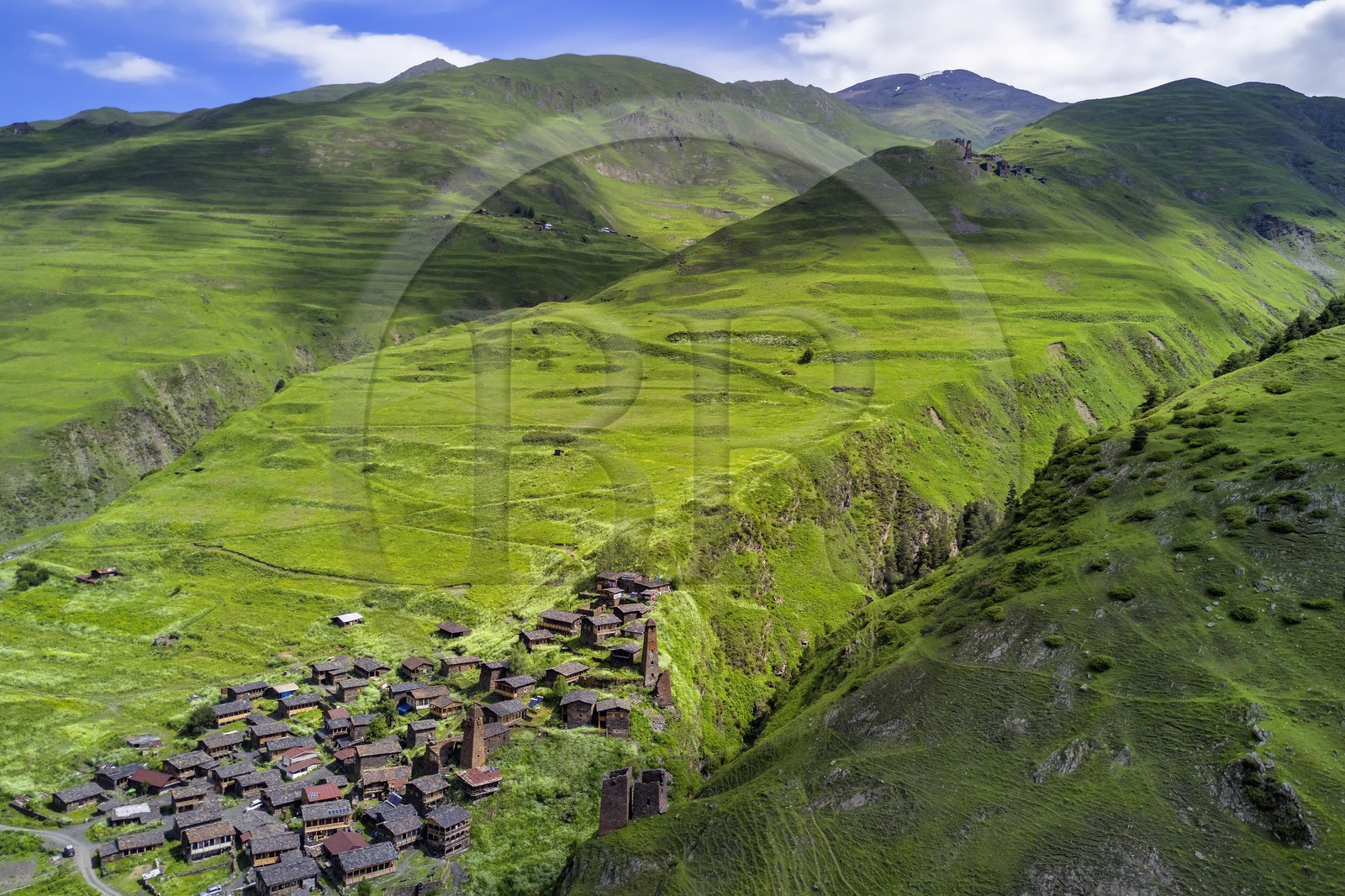 Géorgie, Kakheti, Parc national de Touchétie, vallée de la rivière Alazani dans les montagnes de Pirikiti, village de Dartlo surplombé par Kvavlo (vue aérienne)