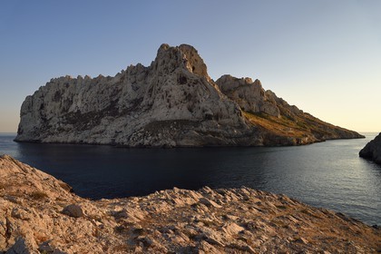 France, Bouches-du-Rhône (13), Marseille, Parc national des Calanques, Les Goudes, passages des Croisettes, les falaises de l'Ile Maire (demande d'autorisation nécessaire avant publication)