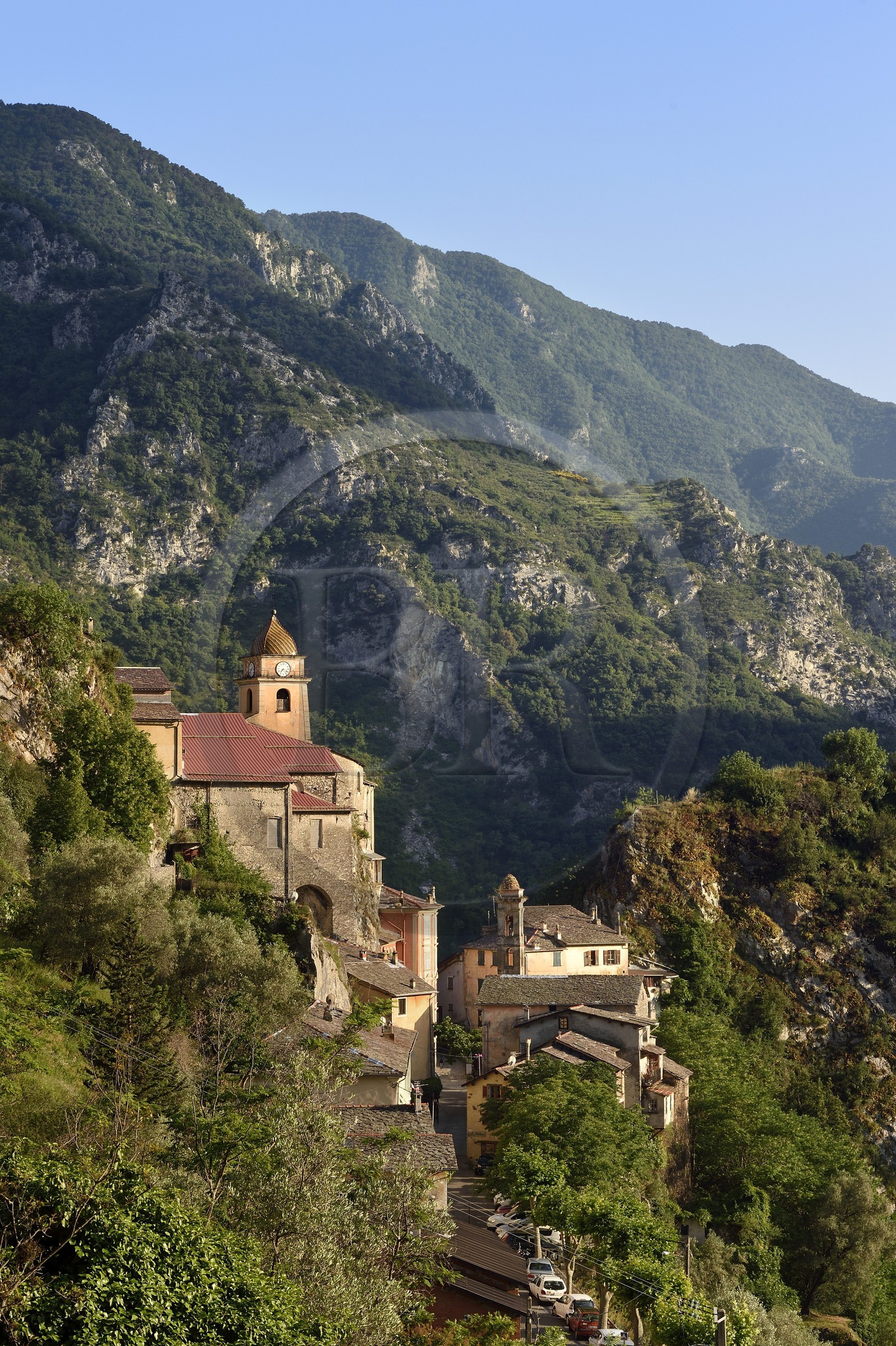 France, Alpes-Maritimes (06), vallée de la Roya (arrière-pays niçois), au pied du parc national du Mercantour, village perché de Saorge, l'église Saint-Sauveur domine la vallée