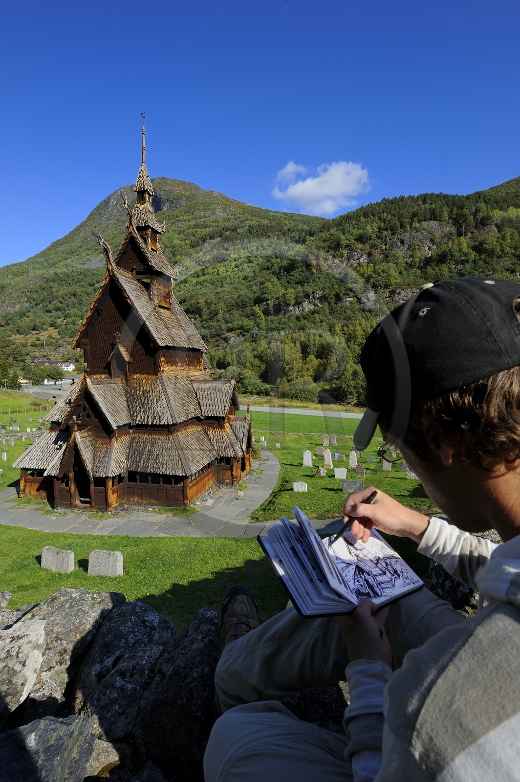 Norvège, comté de Sogn Og Fjordane, église en bois debout ou stavkirke (1130) de Borgund aux motifs vikings de l’ère pré-chrétienne