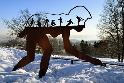 Norvège, Oslo, quartier de Holmenkollen, sculpture illustrant les sports d'hiver près du tremplin de Holmenkollen