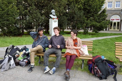 Allemagne, Berlin, Karl-Marx Allee, jeunes voyageurs devant le buste de Karl Marx