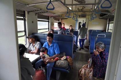 Sri Lanka, Province d'Uva, trajet en train dans la région montagneuse de la culture du thé entre Hatton et Ella, passagers du train vers Ambewela