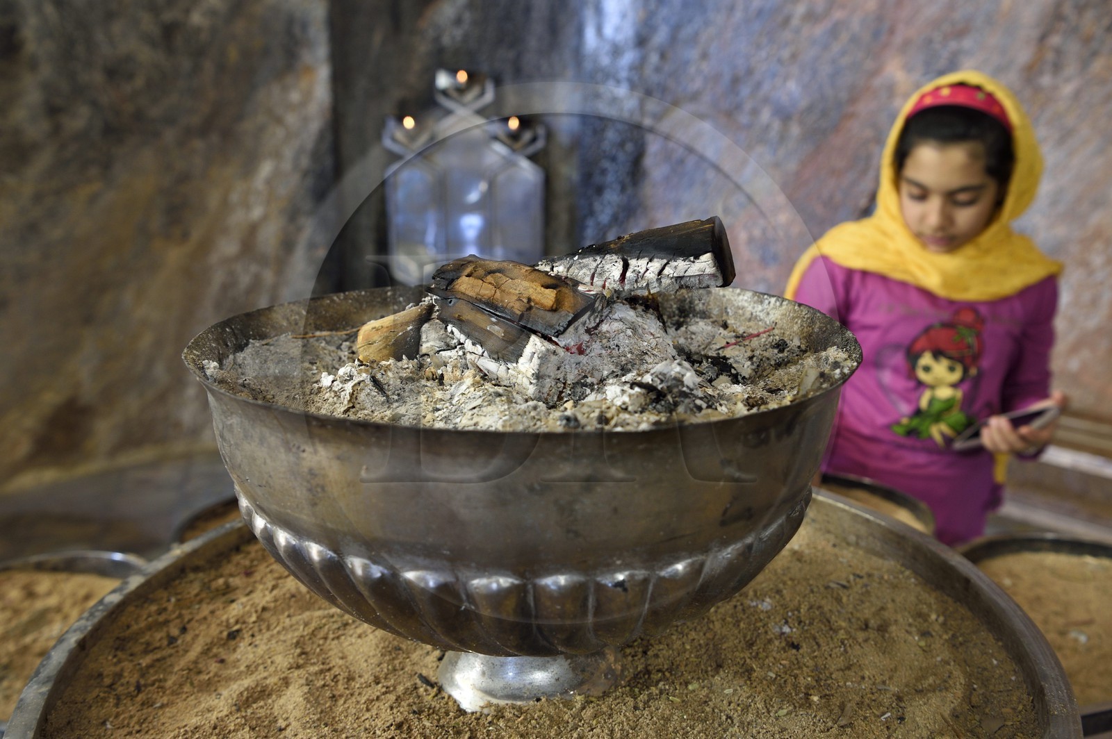 Iran, Province de Yazd, temple du feu de Chak Chak qui est un haut lieu de pélérinage pour les Zoroastriens, le feu sacré, en arrière plan les trois lumières pour bonnes pensée, bons mots et bons actes