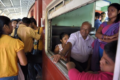 Sri Lanka, Colombo, embarquement de passagers à la gare de Maradana