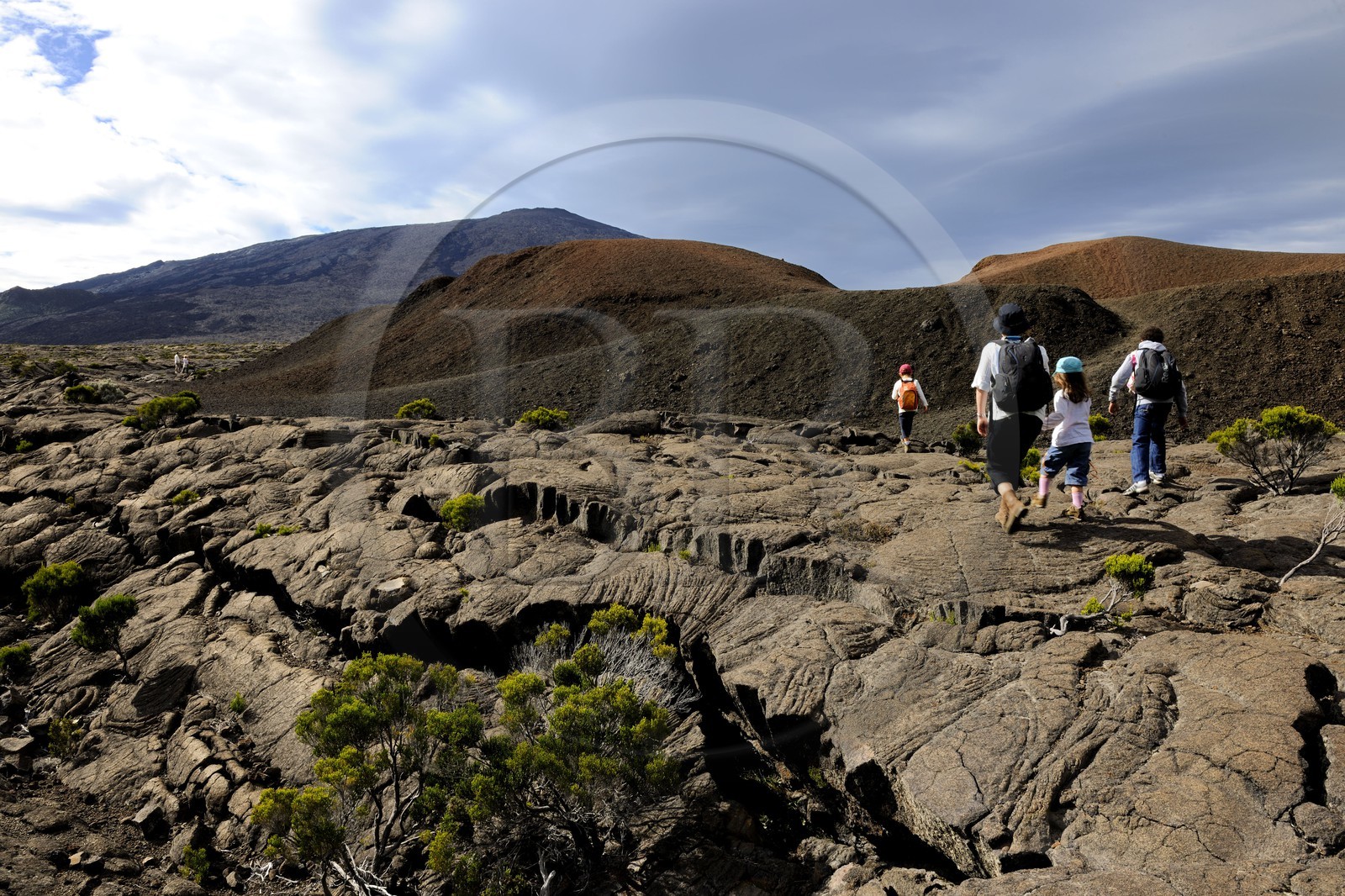 France, île de la Réunion, volcan du Piton de la Fournaise, classé Patrimoine Mondial de l'UNESCO, le cratère Formica Léo au premier plan et le cratère Dolomieu dans l'Enclos
