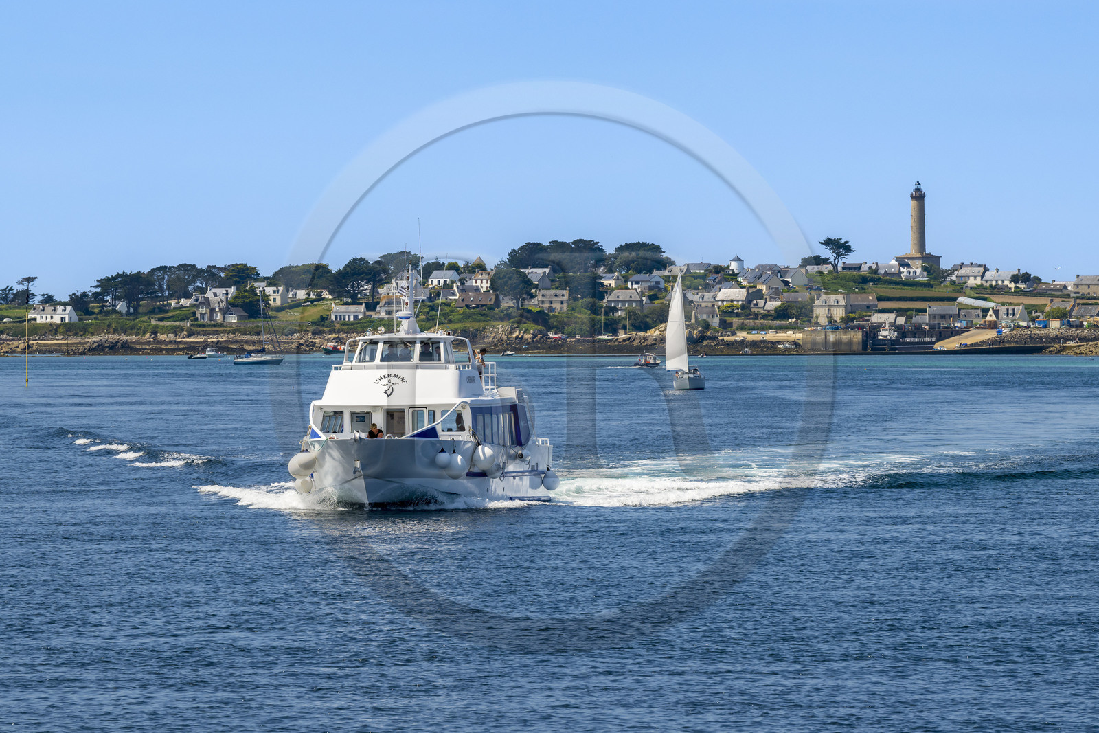 France, Finistère, Ponant Islands, Ile de Batz (Batz Island), departure of the ferry from the port (Porz Kernok) towards Roscoff, the lighthouse on the island in the background