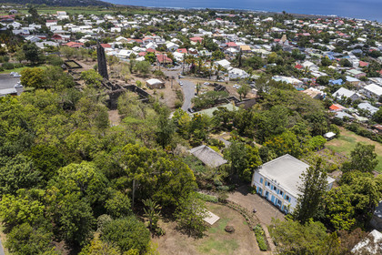 France, Ile de la Reunion, Saint-Gilles-les-Hauts, Musée de Villèle dans le domaine Panon-Desbassyns, ancienne propriété coloniale au cœur d'une grande plantation de canne à sucre qui faisait travailler un peu plus de 400 esclaves, la maison de maitre et les ruines de l'usine à sucre(vue aérienne)