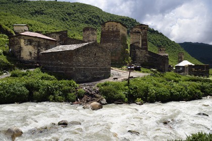 Géorgie, Haute Svanétie (Zemo Svaneti), village de Ushguli (Ouchgouli), classé Patrimoine Mondial de l'UNESCO, tours défensives Svanes dressées à coté des maisons
