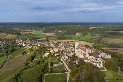 France, Yonne (89), parc naturel régional du Morvan, Vézelay, classé au Patrimoine Mondial de l'UNESCO, labellisé Les Plus Beaux Villages de France, point de départ de l'une des principales voies de pèlerinage de Saint-Jacques-de-Compostelle, la colline et la basilique Sainte-Marie-Madeleine (vue aérienne)