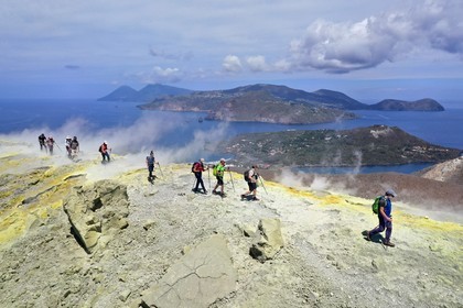 Italie, Sicile, iles Eoliennes, classées Patrimoine Mondial de l'UNESCO, ile de Stromboli, pecheurs sur la plage de Scari et le volcan actif du Stromboli en arrière plan (vue aérienne)