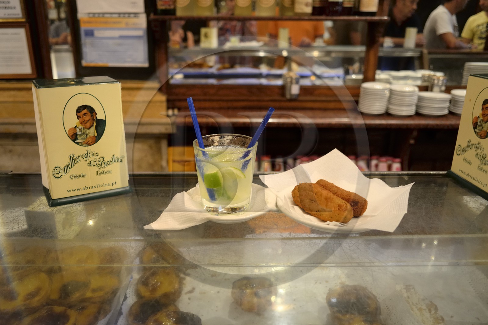 Portugal, Lisbonne, quartier du Chiado, le café historique A Brasileira rua Garret, caipirinha et croquettes
