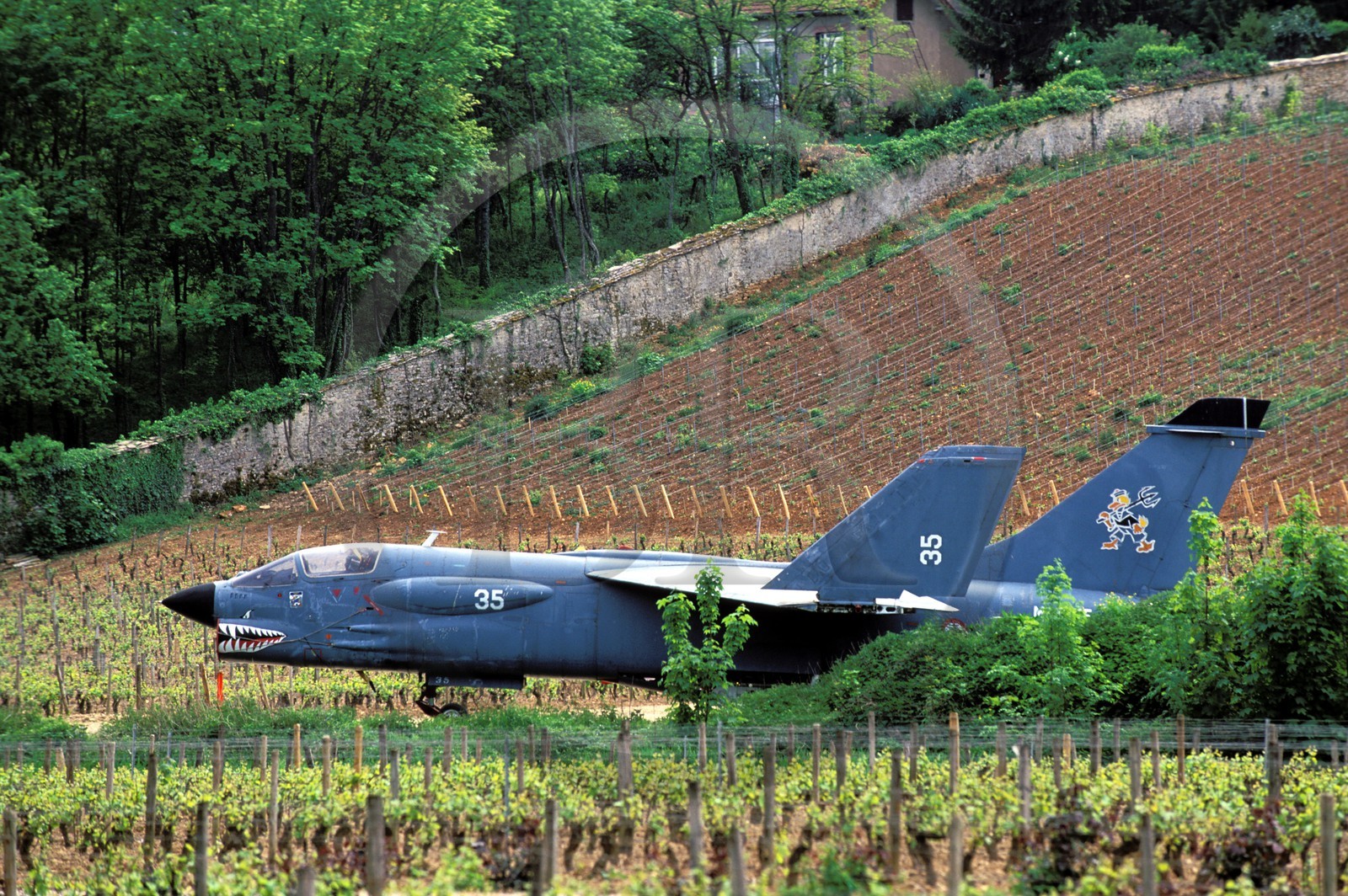 France, Côte-d'Or (21), Savigny-Lès-Beaune, château et musée des avions de chasse (vue aérienne)