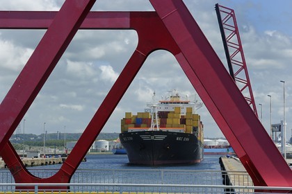 France, Seine-Maritime (76), Le Havre, le port de commerce, porte-conteneurs dans l'écluse François Ier