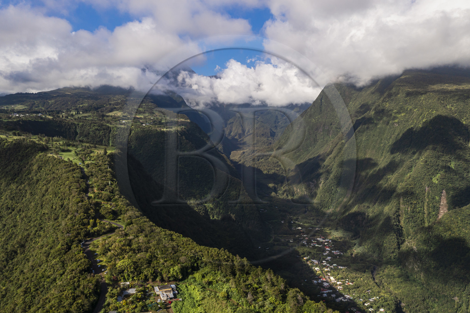 France, Ile de la Reunion, Saint-Joseph, le plateau de Grand-Coude au pied du volcan du Piton de la Fournaise (à gauche) et la rivière Langevin à l'Est (vue aérienne)