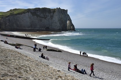 France, Seine-Maritime (76), Pays de Caux, Côte d'Albâtre, Etretat, l'arche de la falaise d'Aval et la plage de la ville