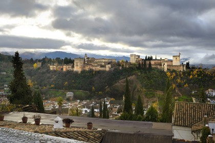 Espagne, Andalousie, Grenade, l'Alhambra, classé Patrimoine Mondial de l'UNESCO, et les montagnes de la Sierra Nevada