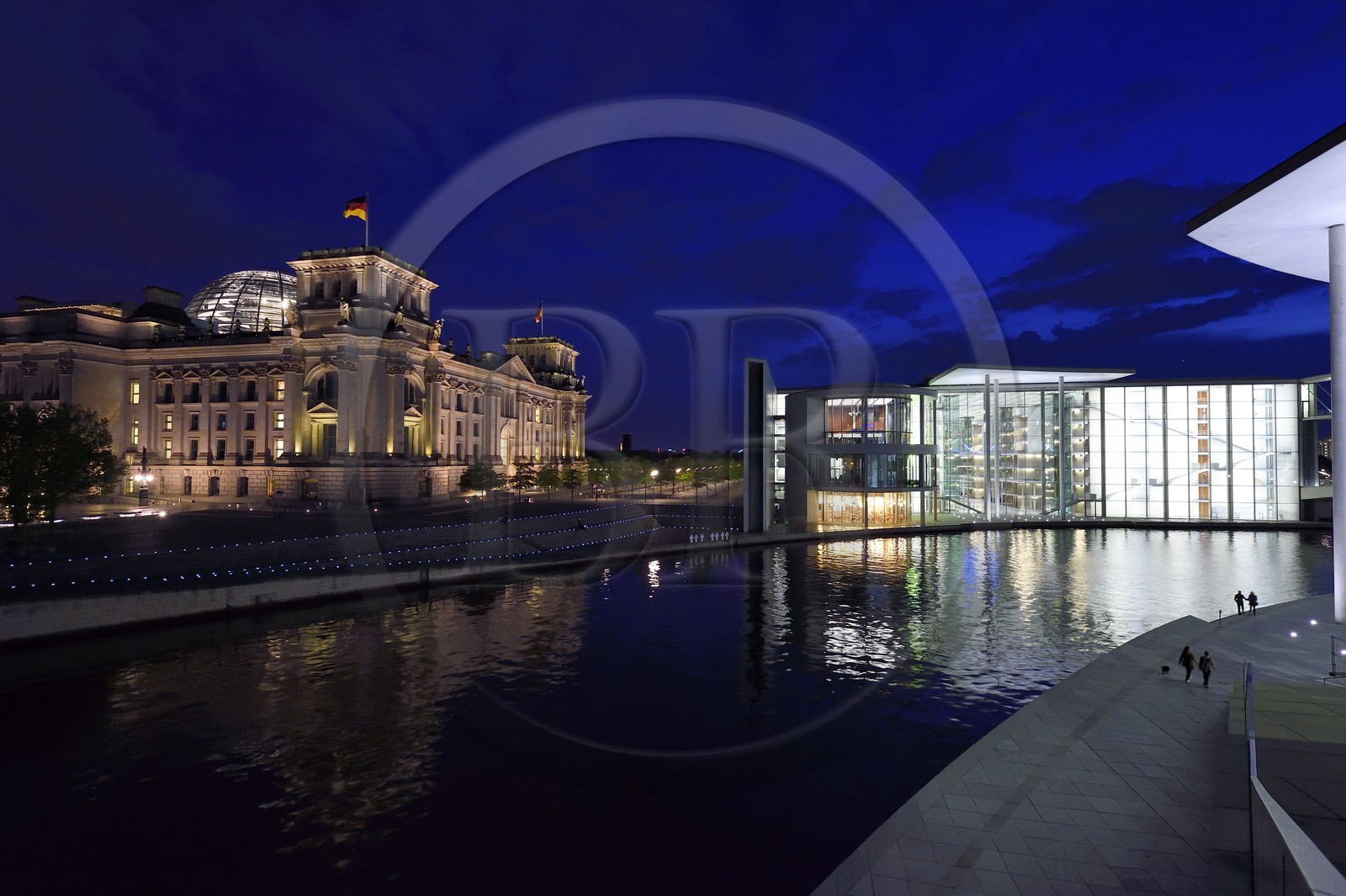 Germany, Berlin, the Reichstag with the Bundestag(German Parlement since 1999) glass dome by the architect Sir Norman Foster left, buildings in the new parliamentary complex the Paul-Lobe Haus right by architect Stephan Braunfels on Spree River banks